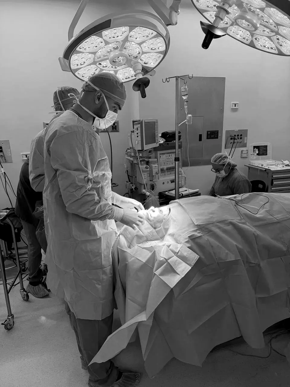 El Dr. Rodríguez y su equipo en quirófano