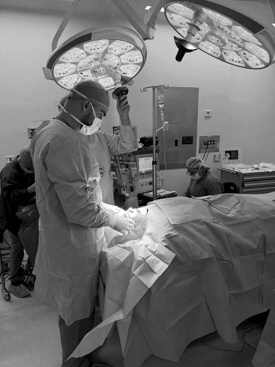 Dr. Rodríguez and his team in the operating room