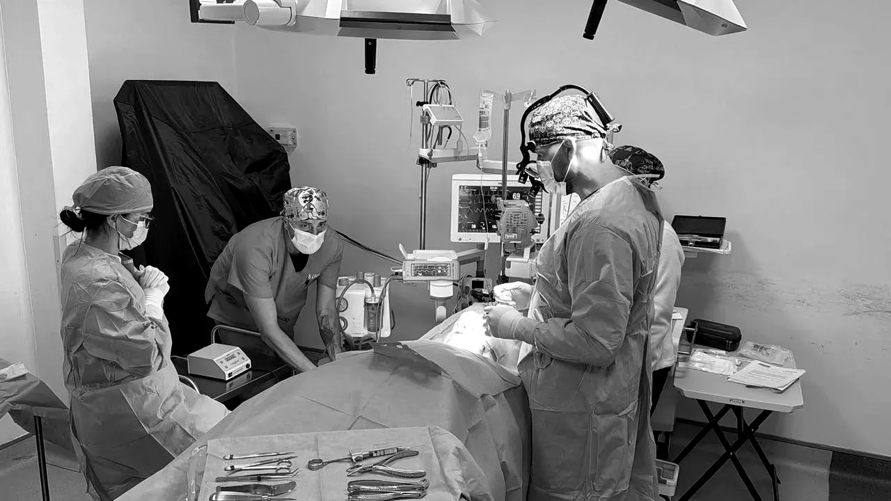 Dr. Rodríguez and his team in the operating room