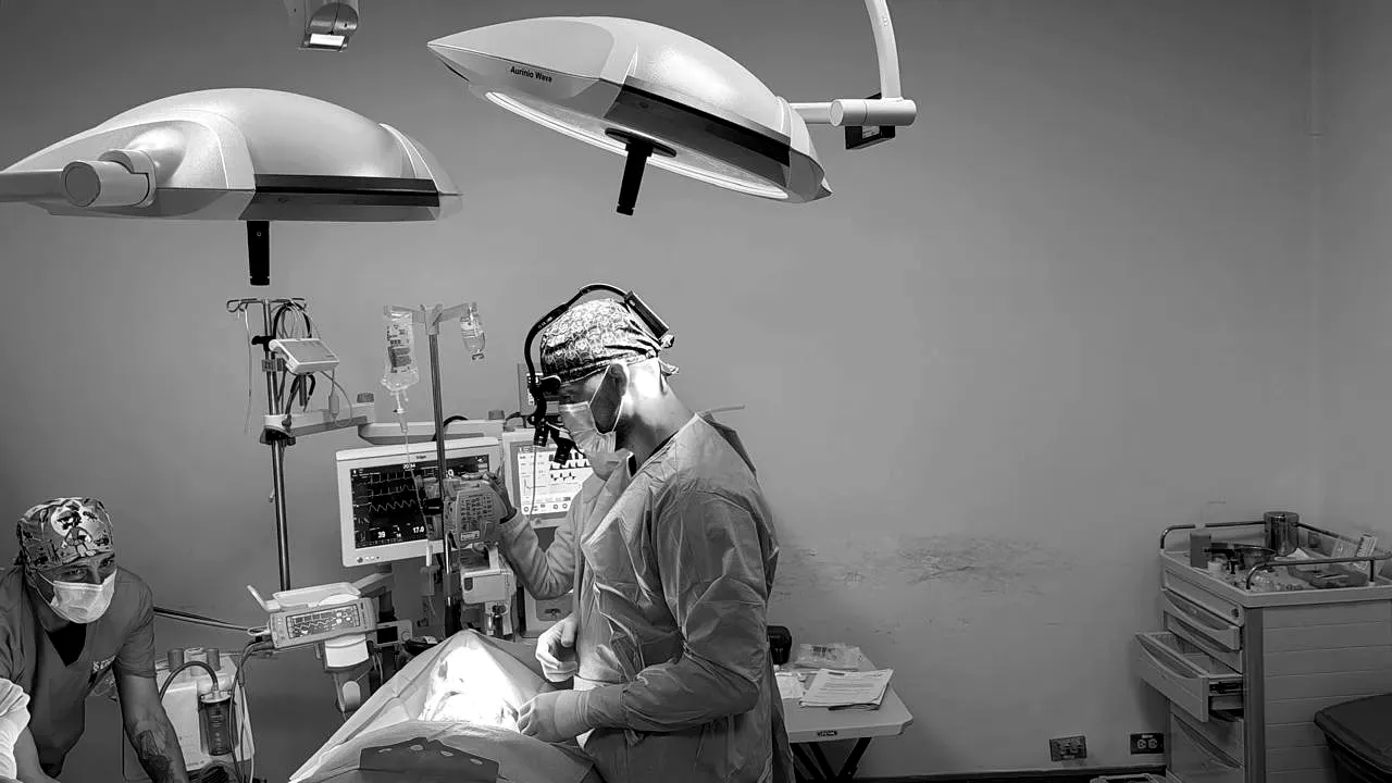 Dr. Rodríguez and his team in the operating room