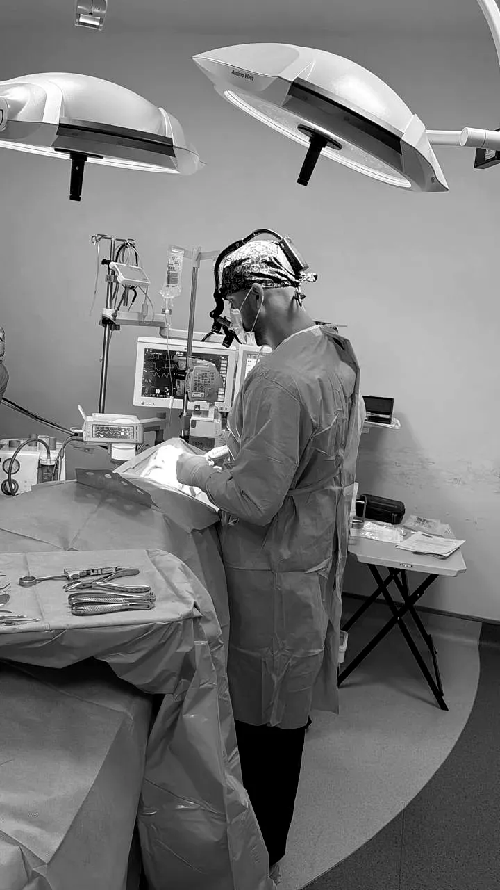 El Dr. Rodríguez y su equipo en quirófano