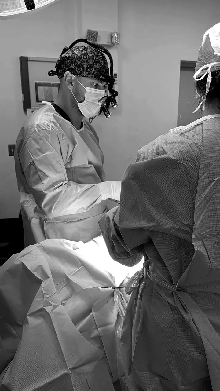 El Dr. Rodríguez y su equipo en quirófano
