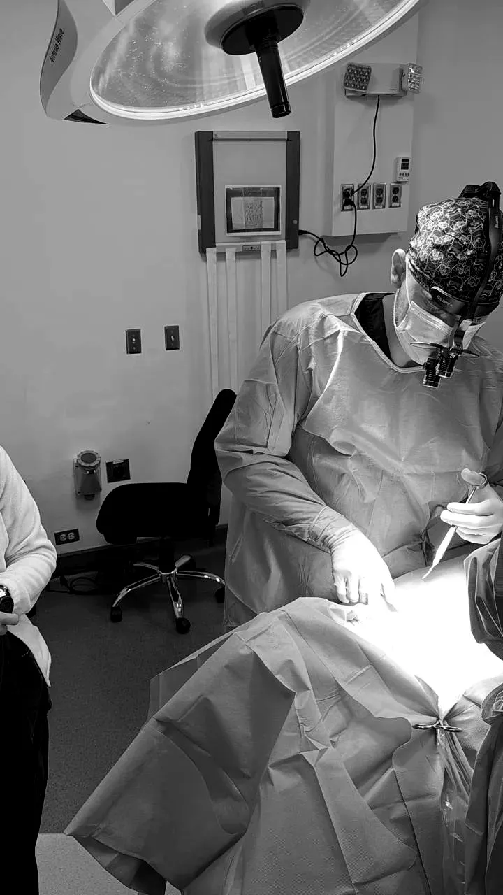 Trabajo con lupas de magnificación durante la cirugía