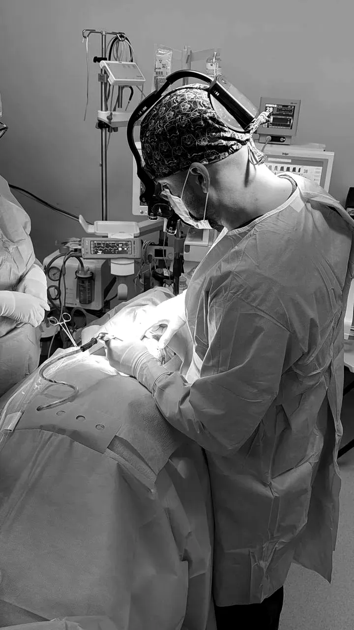 Trabajo con lupas de magnificación durante la cirugía