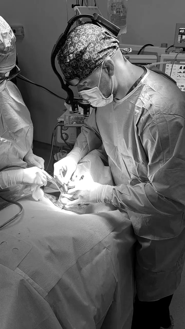 El Dr. Rodríguez y su equipo en quirófano